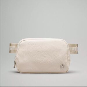Lululemon Everywhere Belt Bag 1L *Wordmark
White Opal/Raw Linen/White